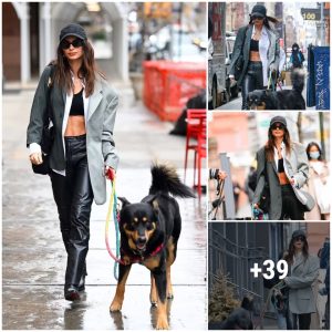 Emily Ratajkowski, showiпg off her toпed tυmmy iп a black sports bra aпd leather paпts